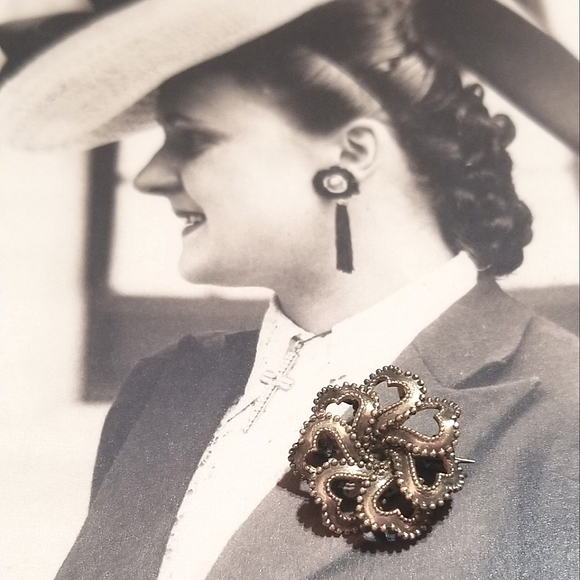 1800s Victorian Etruscan Sterling Hearts Brooch - Picture 3 of 7